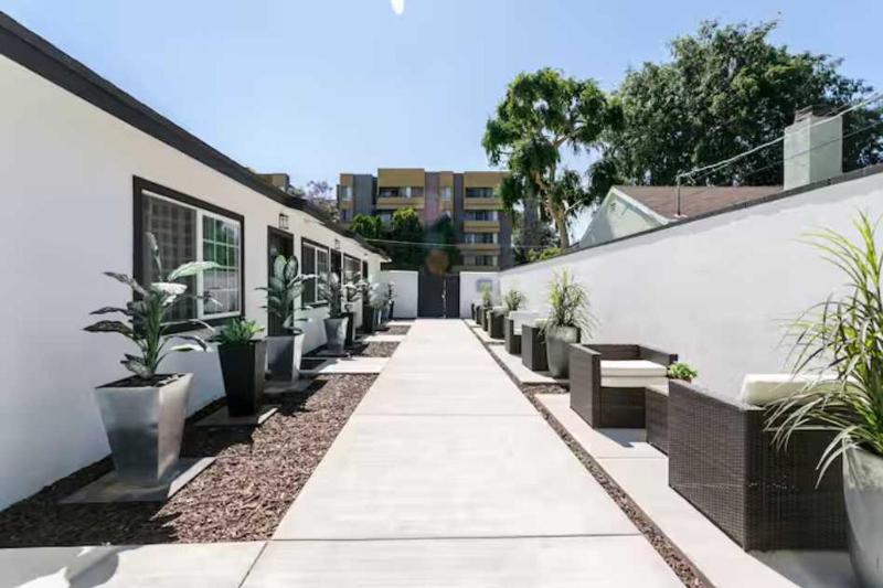 Downtown Apartment w Patio Parking & Modern Kitchen - image 7