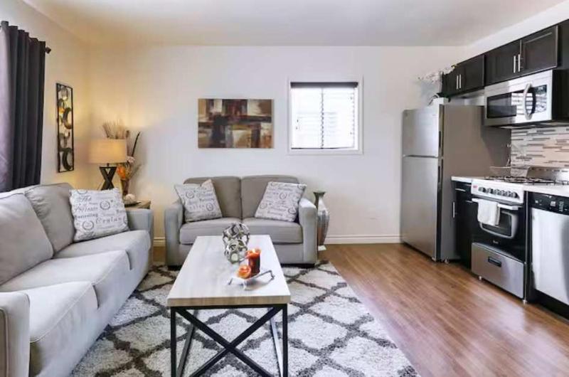 Downtown Apartment w Patio Parking & Modern Kitchen - image 1