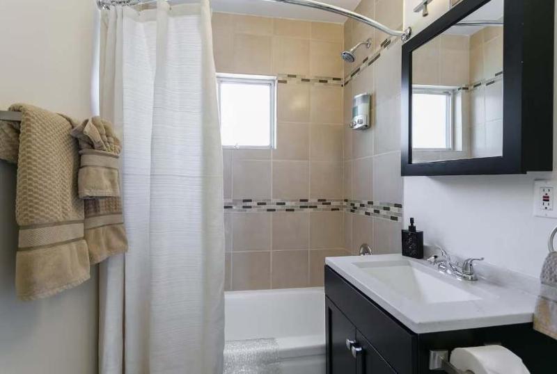 Downtown Apartment w Patio Parking & Modern Kitchen - image 5