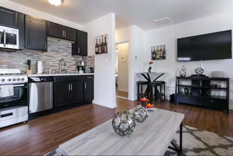 Downtown Apartment w Patio Parking & Modern Kitchen - image 9