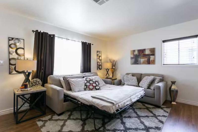 Downtown Apartment w Patio Parking & Modern Kitchen - image 13