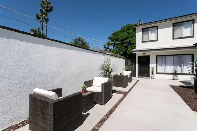 Downtown Apartment w Patio Parking & Modern Kitchen - image 12
