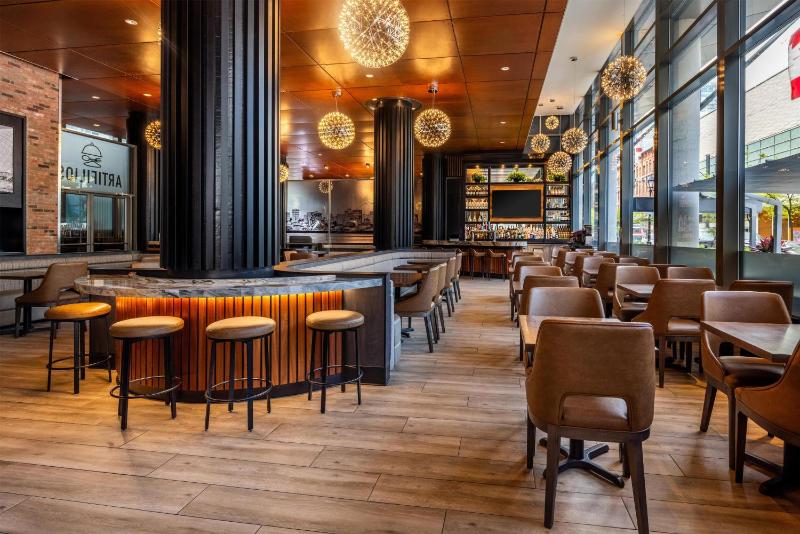 Embassy Suites by Hilton Montreal - image 10