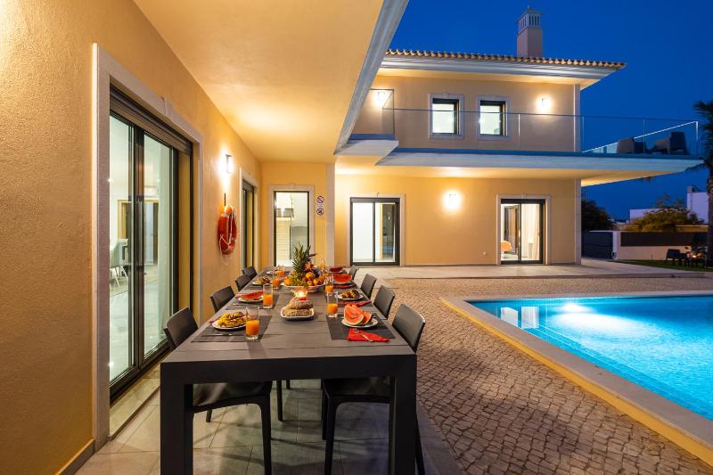 Villa Lion Beach - Moderna com Piscina Aquecível e BBQ - image 15