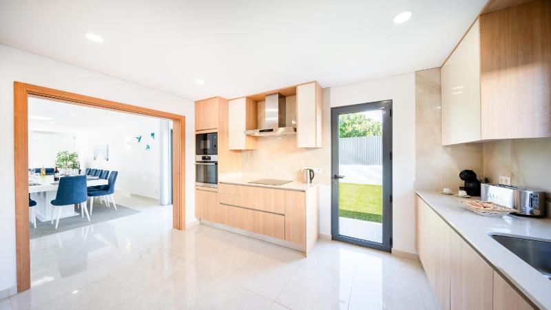 Villa Lion Beach - Moderna com Piscina Aquecível e BBQ - image 16