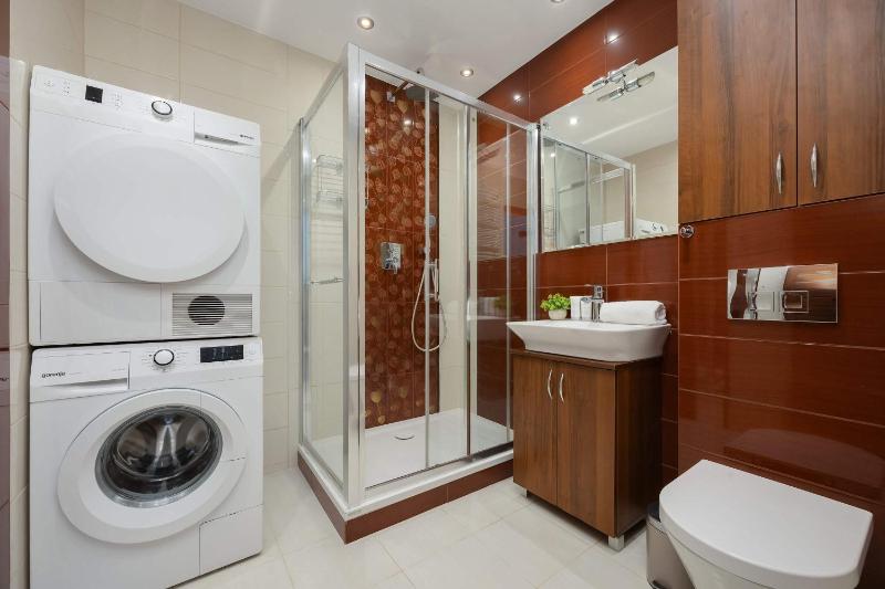 Practical Family Apartment with 2 Bedrooms a Few Minutes From the Airport by Noclegi Renters - image 4