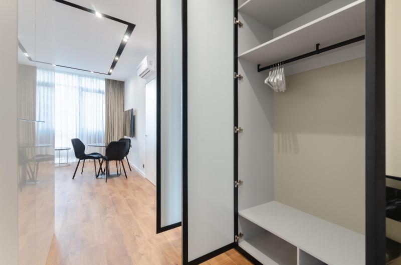 2-5 Novopecherski Lypky Verkhogliad 19b Kyiv centre panoramic city view 15 kW backup power Petrovdom Apartment - image 16