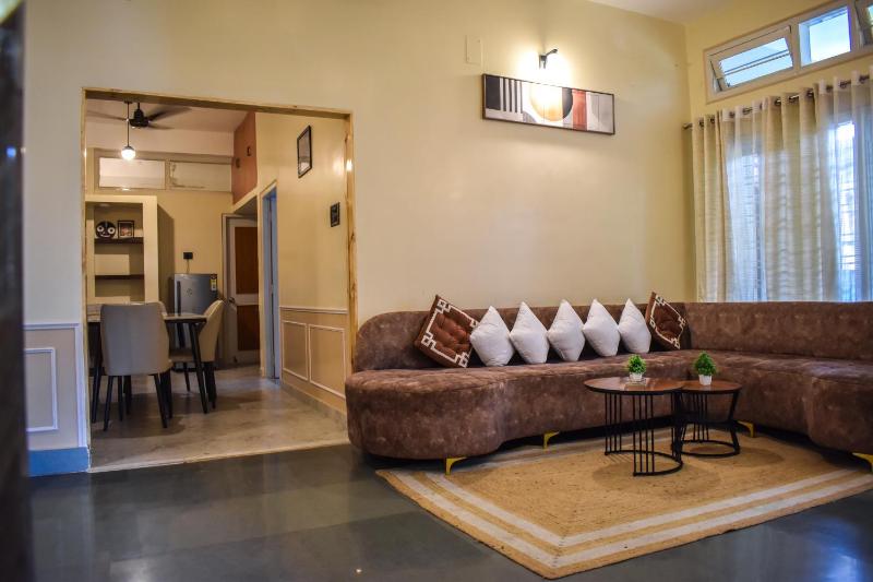 Karuna Court I Luxurious 2 BHK Flat I Fully Equipped I Jalukbari - image 10