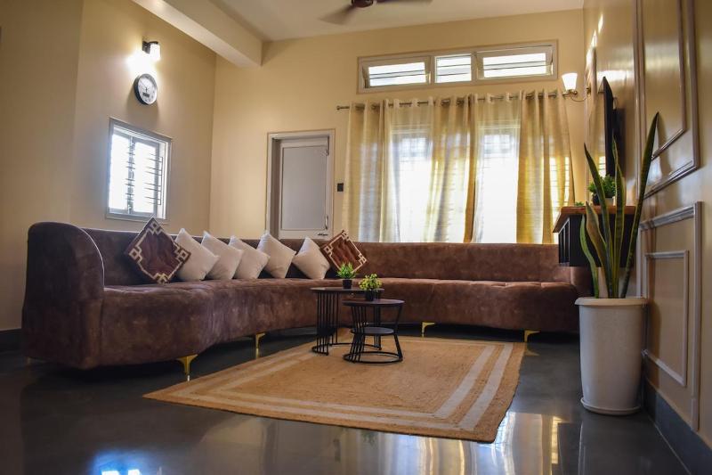 Karuna Court I Luxurious 2 BHK Flat I Fully Equipped I Jalukbari - image 11
