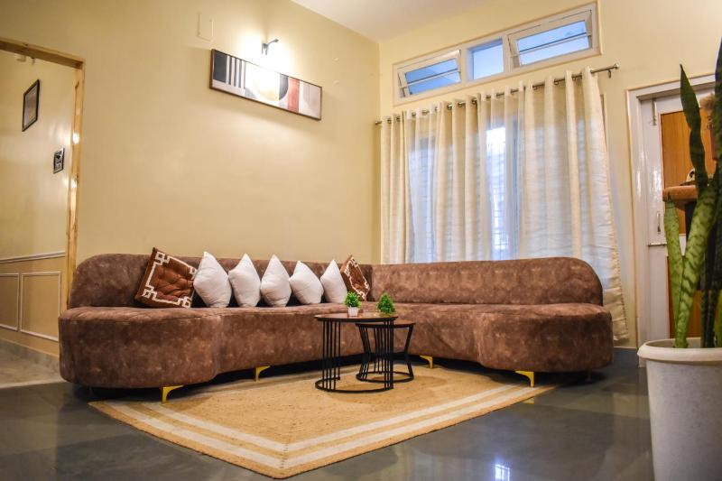 Karuna Court I Luxurious 2 BHK Flat I Fully Equipped I Jalukbari - image 5