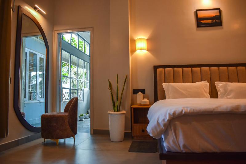 Karuna Court I Luxurious 2 BHK Flat I Fully Equipped I Jalukbari - image 16