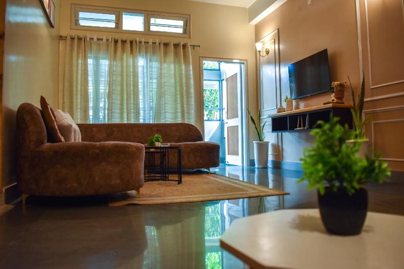 Karuna Court I Luxurious 2 BHK Flat I Fully Equipped I Jalukbari - image 7
