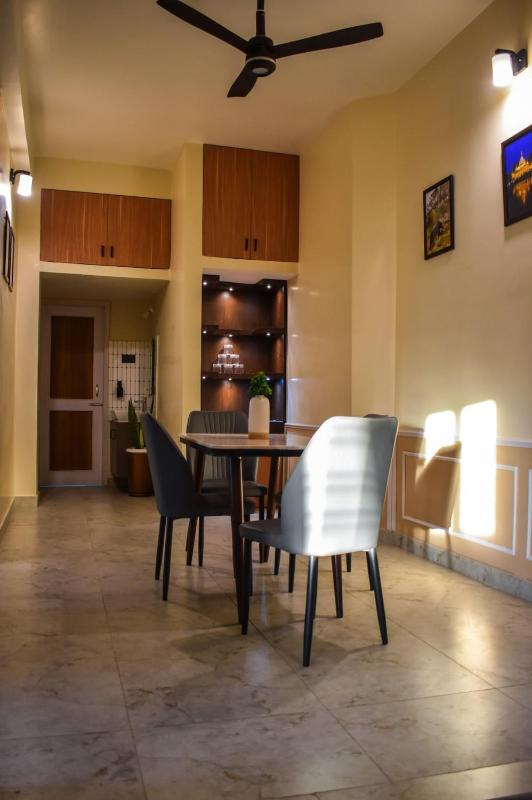 Karuna Court I Luxurious 2 BHK Flat I Fully Equipped I Jalukbari - image 9