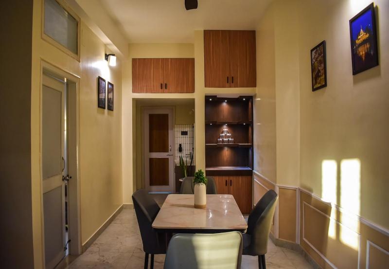 Karuna Court I Luxurious 2 BHK Flat I Fully Equipped I Jalukbari - image 8