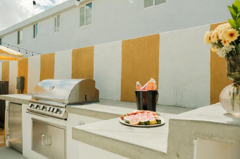 Mod Retreat in Vibrant Palm Springs - image 9