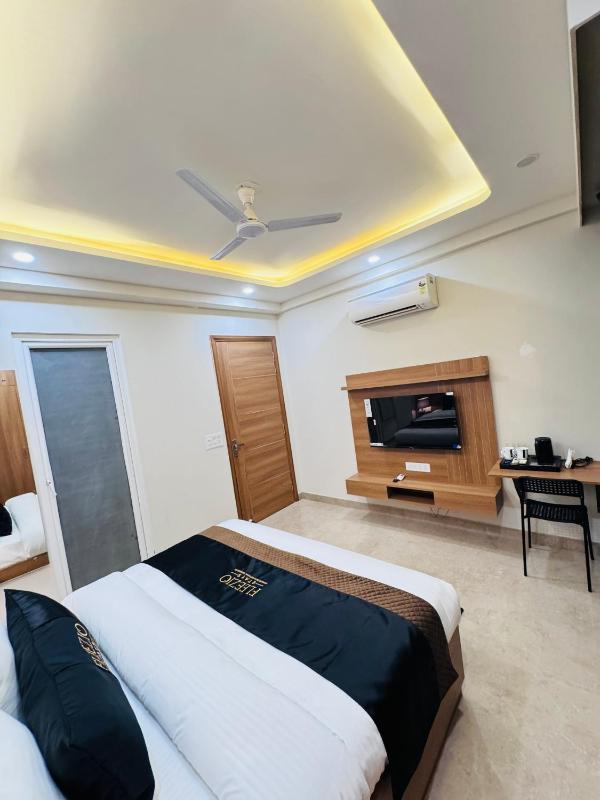 2 BHK Flat with Balcony Fleezio Stays Sec 42 Golf Course Rd - image 6
