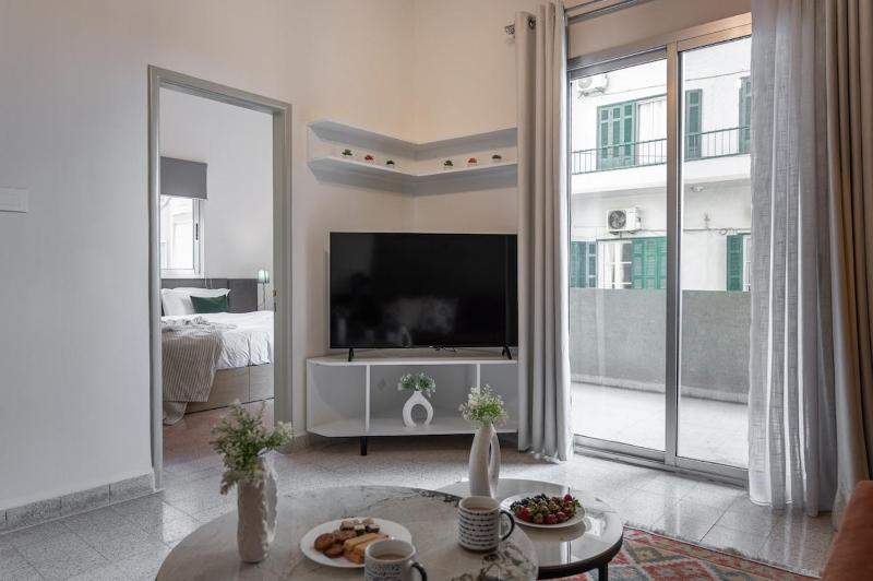 MarMkail contemporary apartment in central location - image 6