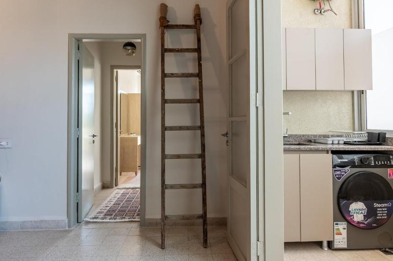 Mar Mikhael contemporary apartment in central location - image 3