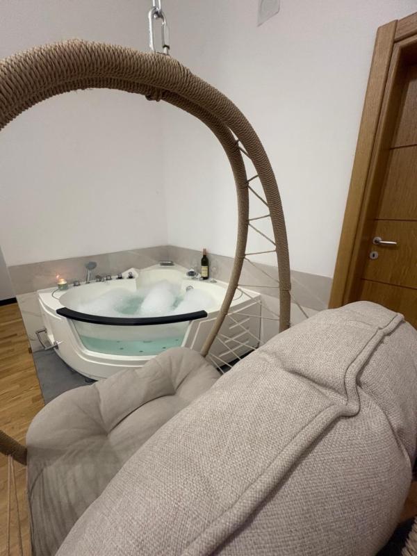 Premium Jacuzzi Apartment-Free parking garage - image 15