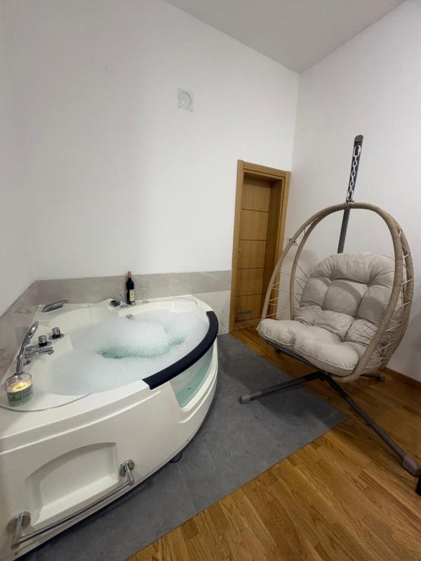 Premium Jacuzzi Apartment-Free parking garage - image 12