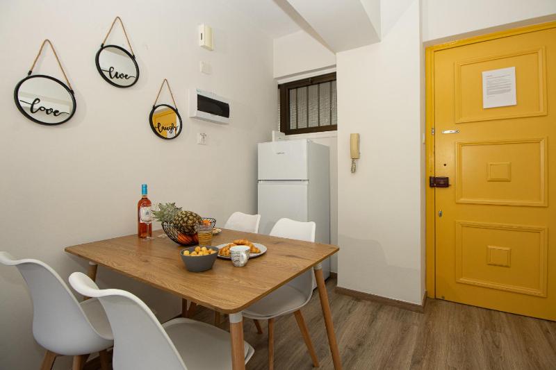 Finikoudes Apartment Seaview - image 8