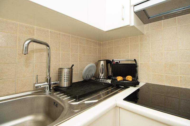 Finikoudes Apartment Seaview - image 4