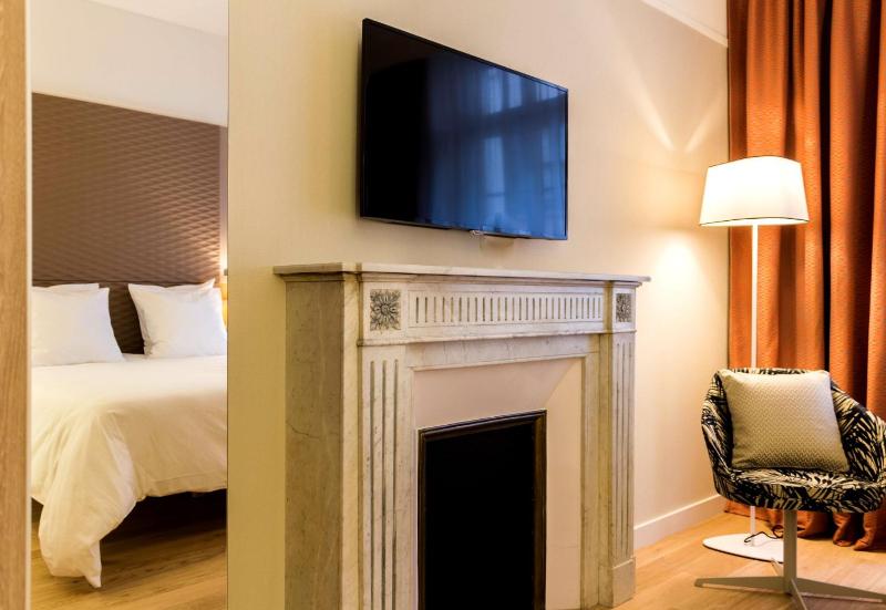 Superior Double Room with Pool and Garden View image 1