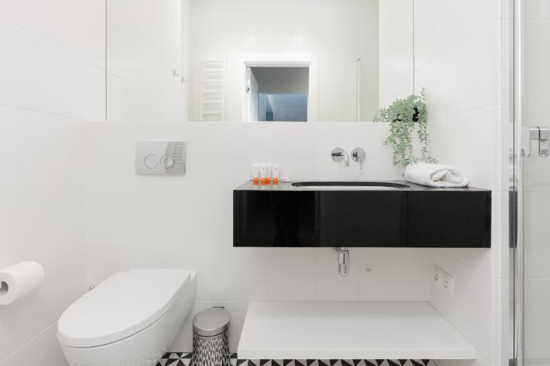 Sunny Apartment in the Center with Balcony & Air Conditioning by Noclegi Renters - image 6