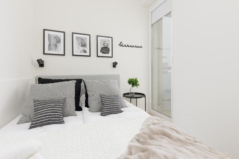 Sunny Apartment in the Center with Balcony & Air Conditioning by Noclegi Renters - image 5