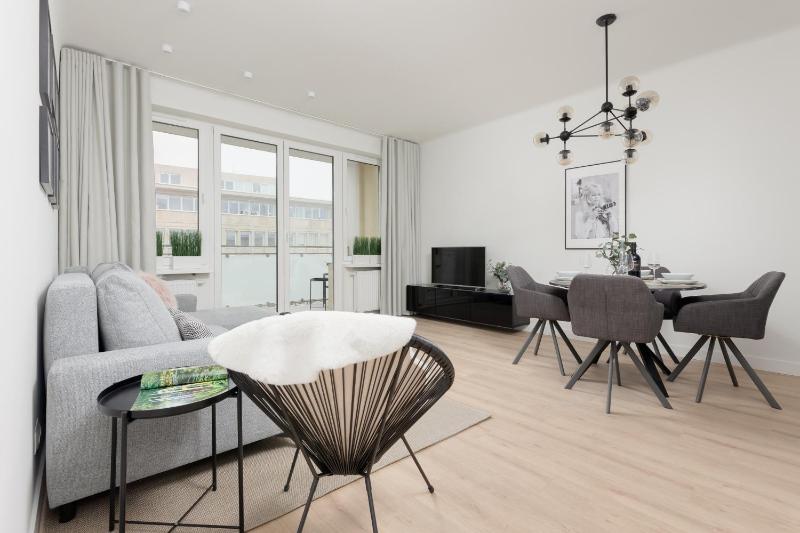 Sunny Apartment in the Center with Balcony & Air Conditioning by Noclegi Renters - image 10