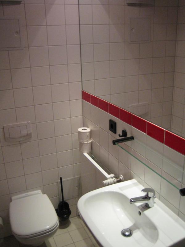 Twin Room with Bathroom image 4