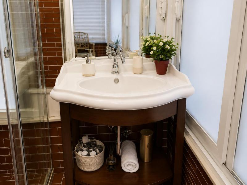 Ollyens Apartments - image 10