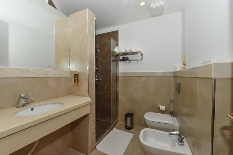 Deluxe Double Room image 2