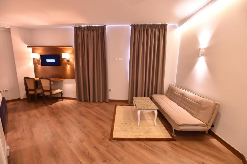 Deluxe Family Suite image 2