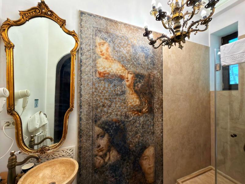 Conacul Coroanei Luxury Boutique - image 15