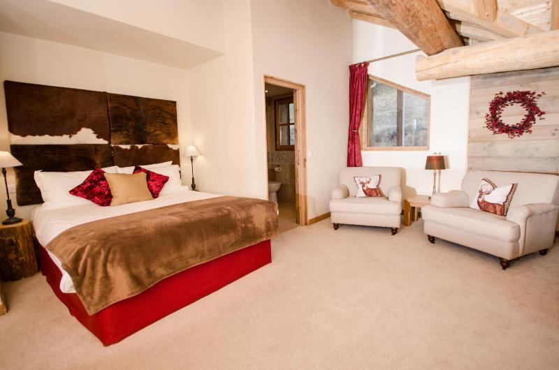 Deluxe Double Room image 3