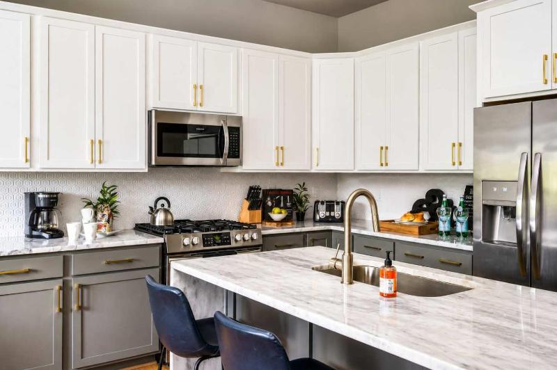 Luxury Nashville Rooftop Retreat Sleeps 12 - image 16