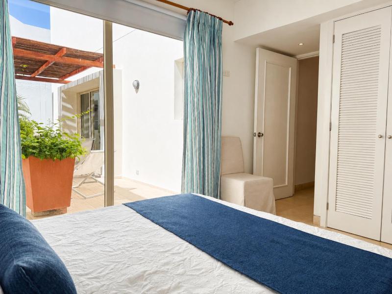 Luxury 2BR inside Old City Private patio AC 2 Pools & parking - image 4
