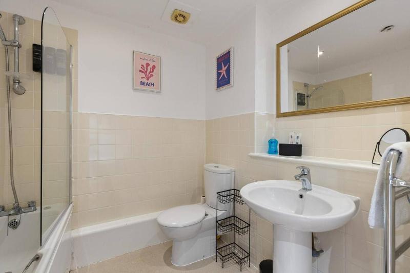 West Bridgford Luxury 2 bed 2 Bath Apartment - image 3