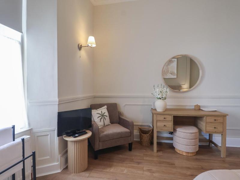 Flat 2 The Moorings - image 37