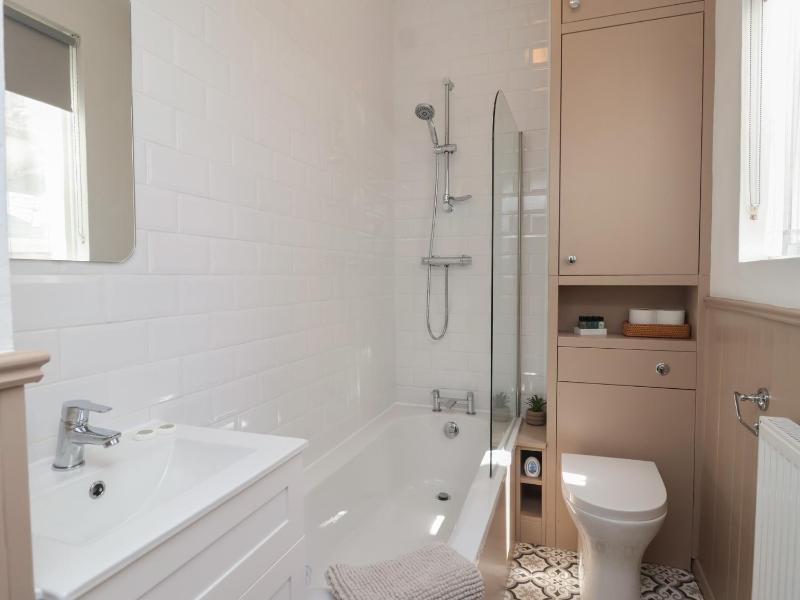 Flat 2 The Moorings - image 34