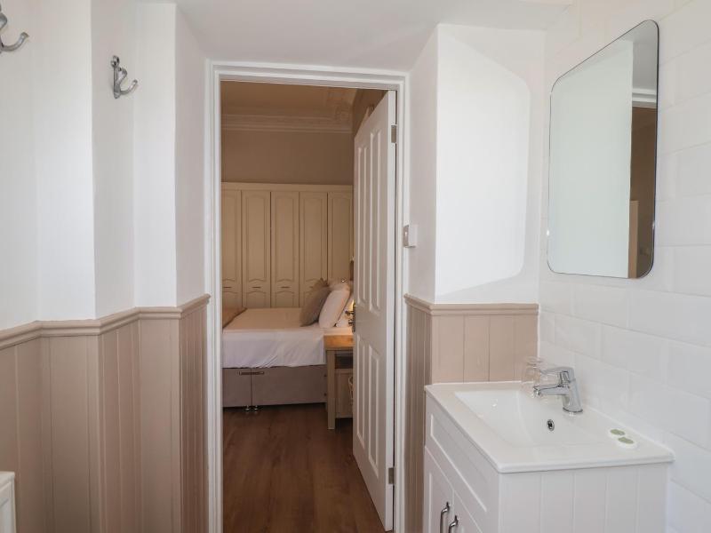 Flat 2 The Moorings - image 32