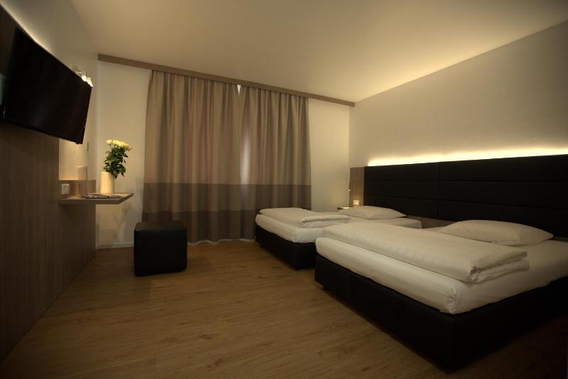 Twin Room image 1