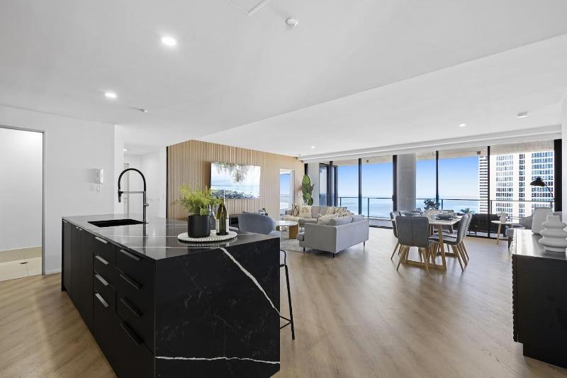 Circle on Cavill 4 Bedroom Executive Sub Penthouse - image 7