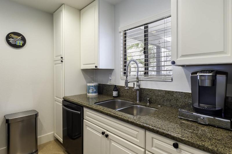 Serene Oasis Condo in Palm Springs - image 3
