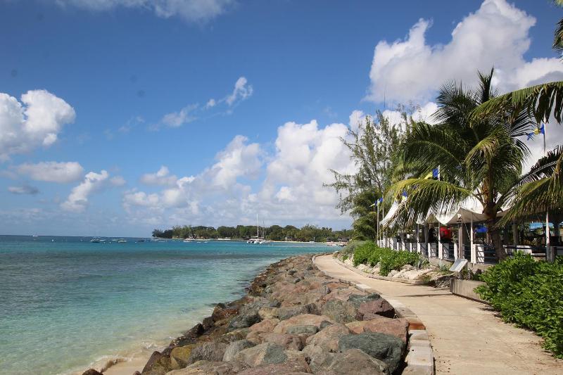 Amazing pool and nearby beach - Bliss - image 2