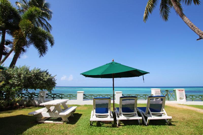 Casual Beachfront 1-Bed with Pool - image 9