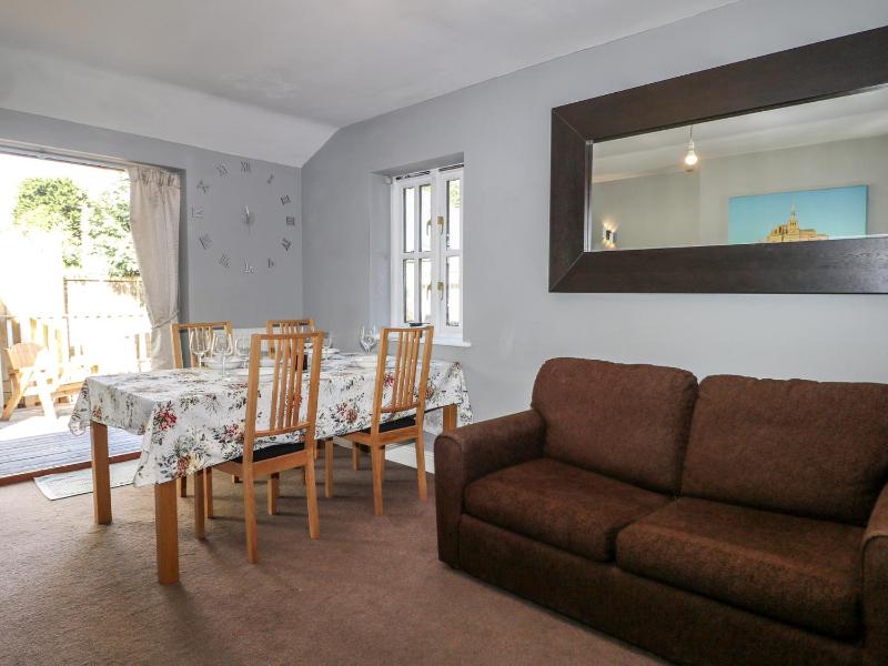 Tiffanys Coach House - image 12