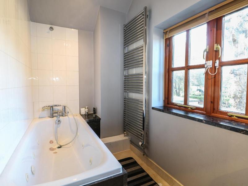 Tiffanys Coach House - image 15