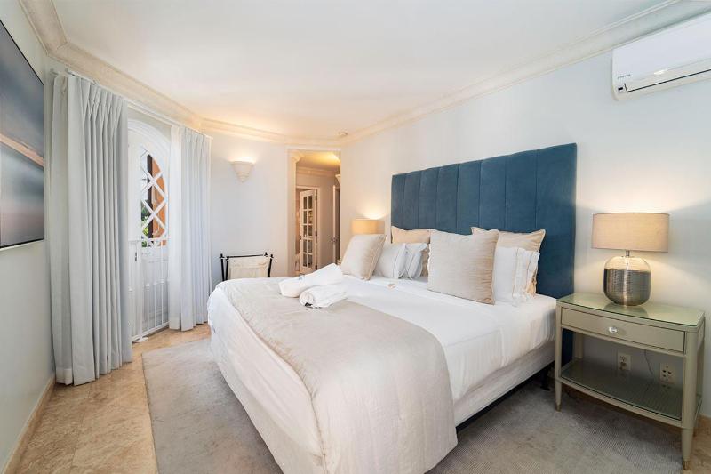 Modern Beachfront Condo - St Peters Bay 402 - image 16
